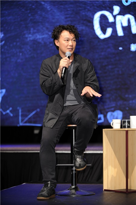 (康)台风直扑香港 陈奕迅依旧来台和听众见面