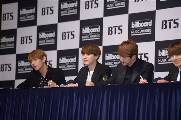 BTS Billboard获奖纪念记者会 Jin世界级帅脸获认证