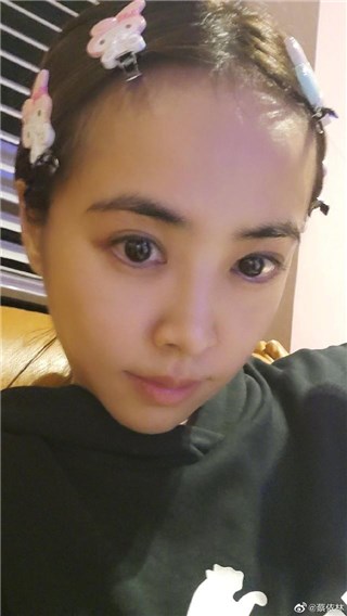蔡依林晒素颜照肤质能打  戴卡通兔子发卡少女心爆棚