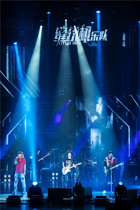 大鹏助阵赵英俊演唱会 电影主题曲三连唱嗨翻全场
