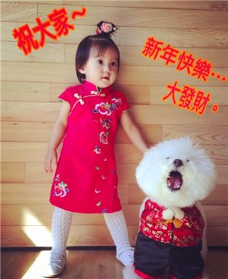 咘咘萌穿旗袍 化身小格格与爱狗齐拜年