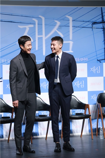导演金泰允、郑宇、姜河那、金海淑等出席电影《再审》制作报告会