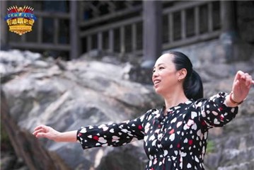 黄绮珊向杨春善学唱峡江号子