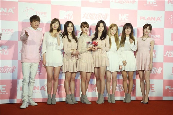 韩国女团APINK出席独家MTV进棚记者会