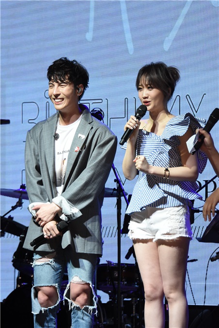 陈势安为生日音乐会做彩排 好友朱俐静现身支持