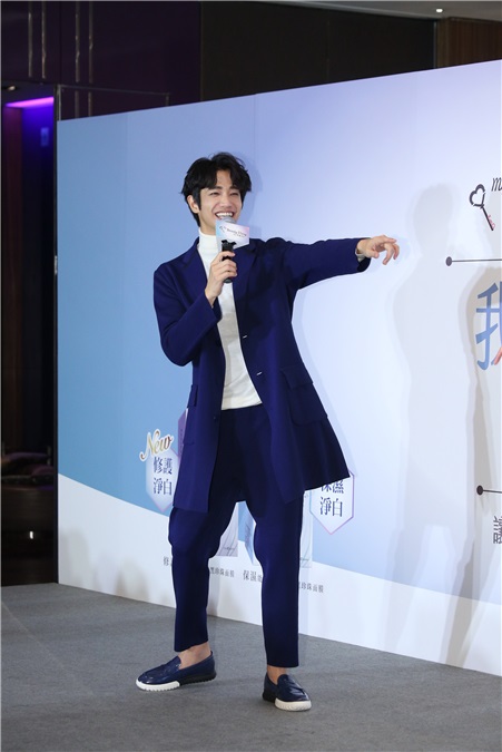 刘以豪出席面膜品牌见面会与粉丝提前跨年欢聚