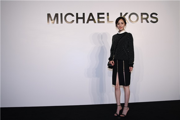 奚梦瑶、古力娜扎出席Michael Kors庆典活动 杨幂长袖波点衫配黑色挎包时尚可爱