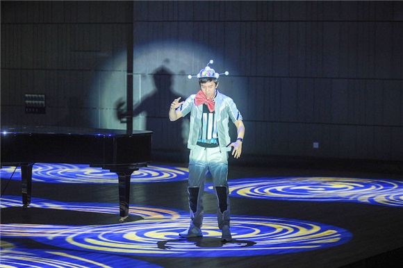 邓超外星卖艺大秀机械舞 暖心粑粑上演生死时速