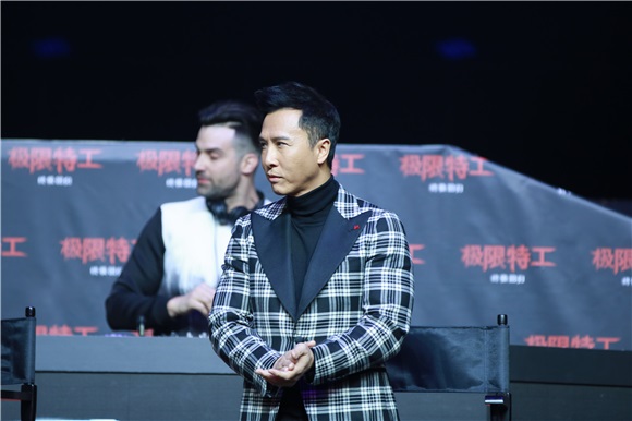 范•迪塞尔来华粉丝疯狂 妮娜不惧寒风秀性感与吴亦凡搞笑互动