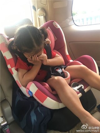 马伊琍送女儿上学害羞掩面 时尚黑指甲超抢镜