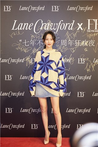 王鸥毛衣短裙长腿吸睛  助阵好友韩火火品牌七周年时装秀