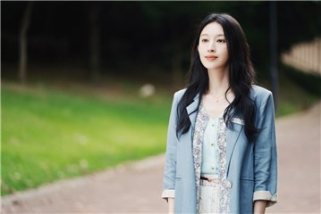 张俪新剧穿搭盘点，史上最会穿的教导主任！
