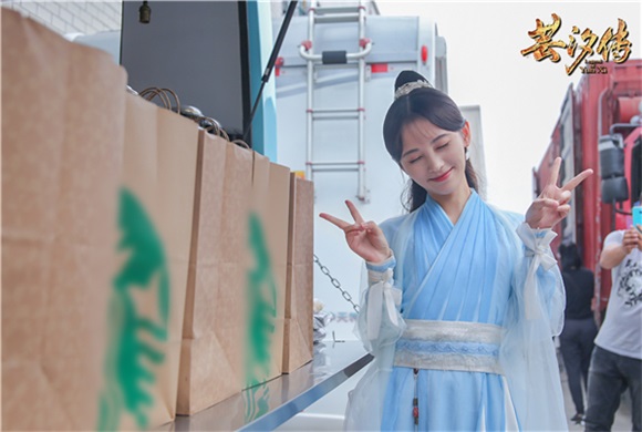 《芸汐传》开放探班 鞠婧祎和猫吃醋萌翻粉丝