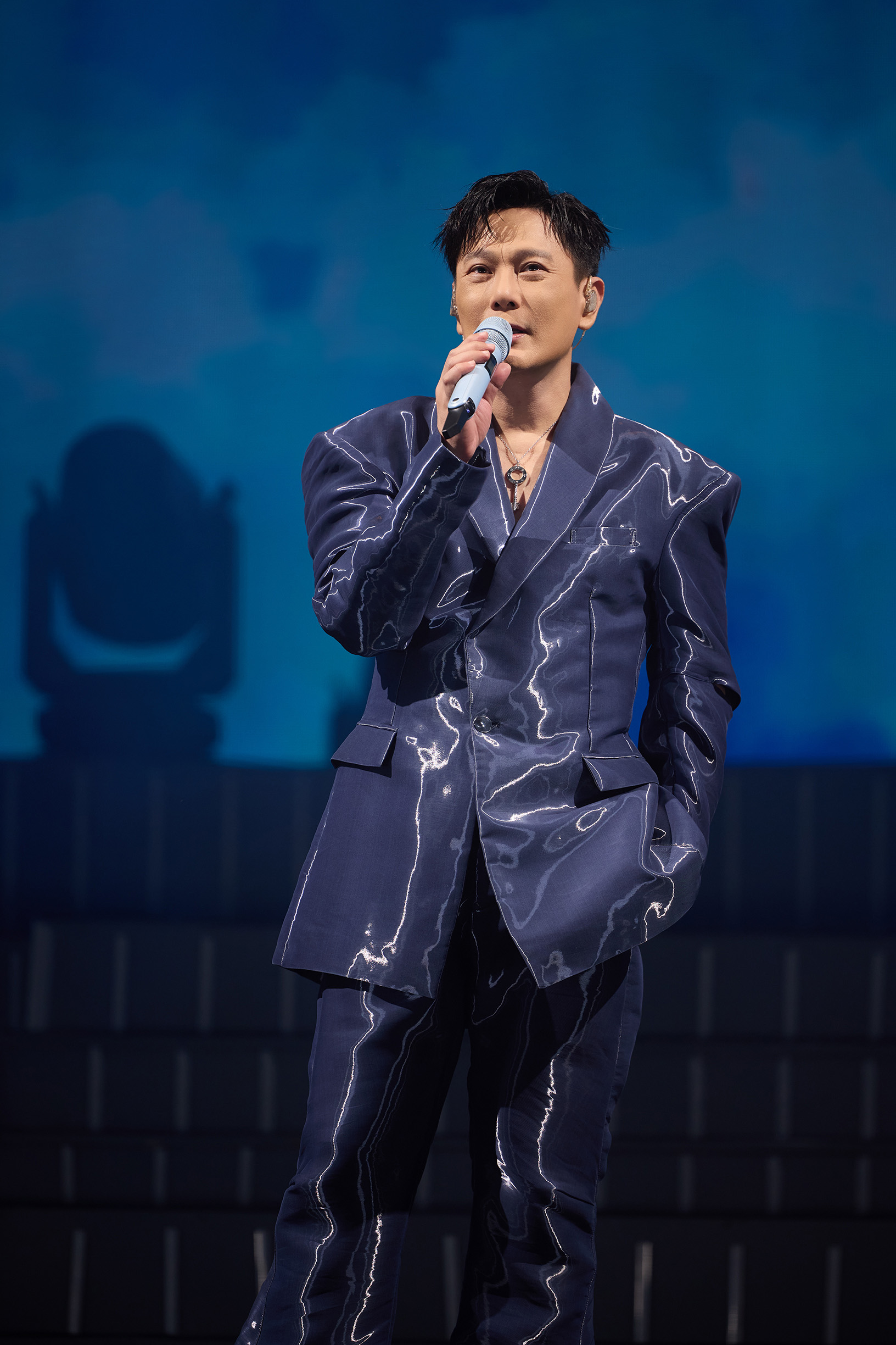 张信哲未来式巡六年 终极版解锁乌鲁木齐 与四万人过七夕