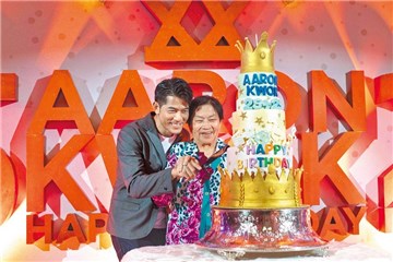 郭富城捧灵位携妻女送别90岁母亲