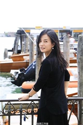 赵薇威尼斯美美开工 纯黑帅气出镜超吸睛