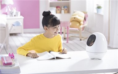 (图:孩子与阿尔法蛋一起学习)