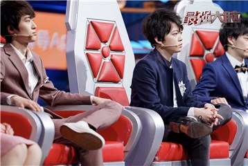 国际战队成员紧张观战