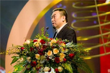 (原中央电视台副台长高峰为《珍珠塔》揭奖)