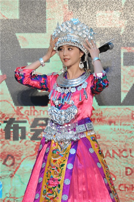 成龙《绝地逃亡》发布会「最炫民族风」跳舞卖萌 范冰冰变身「最美苗族小妹」