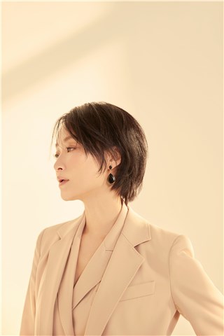 赵赵子琪暖春造型刚柔并济   活成别人羡慕的样子