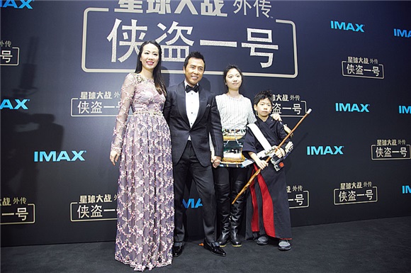 甄子丹携妻儿亮相《星战》首映 亲和力MAX放弃「宇宙最强」