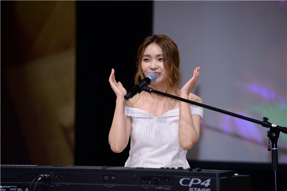 李珍雅办新辑showcase 柳熙烈亮相应援