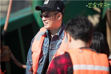 陈赫自信摆出老渔民架势