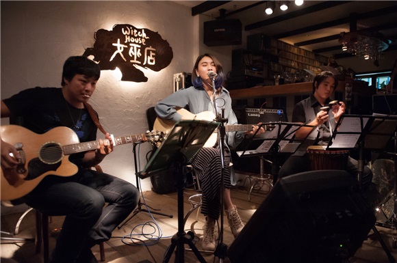 23岁民谣歌手李雨举办音乐会 好友曾昱嘉许含光捧场助阵