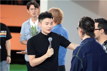 李荣浩与选手谈心