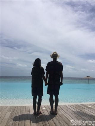 成功求婚！？刘翔中秋晒吴莎牵手照大秀恩爱