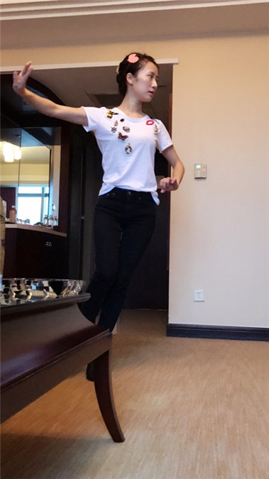素颜气质清新似少女！李念剧组勤练唱戏有模有样