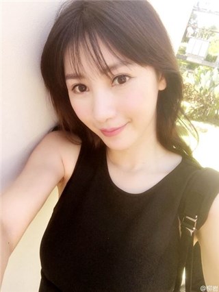 柳岩倚墙自拍清凉一夏 网友：想当那面墙