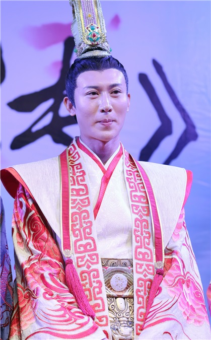张含韵玩穿越脸圆似福娃显呆萌 张一山古装显丑、沈梦辰灿笑露双下巴