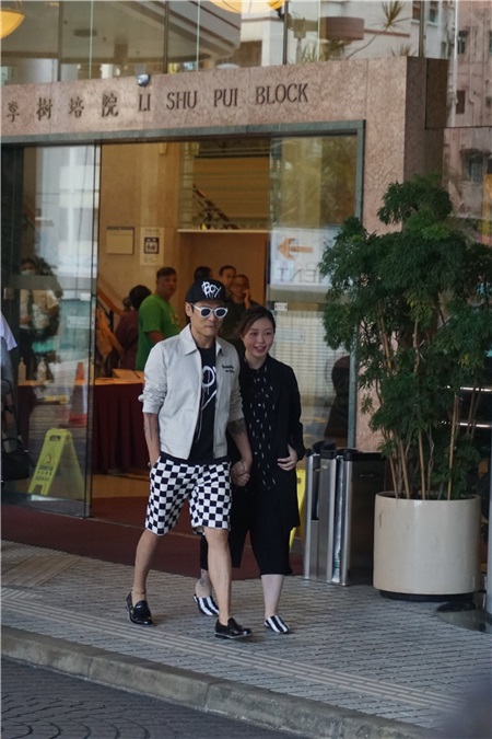 杜德伟、太太李晓冰「产後出院见记者」