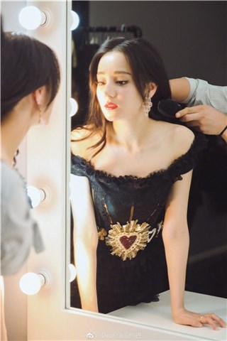 迪丽热巴眼眸微垂似冷艳女王 黑色小礼服尽展性感优雅