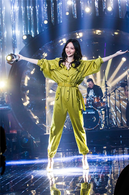 张韶涵《歌手》金曲串烧挺进总决赛 《漫步云端》掀青春回忆杀