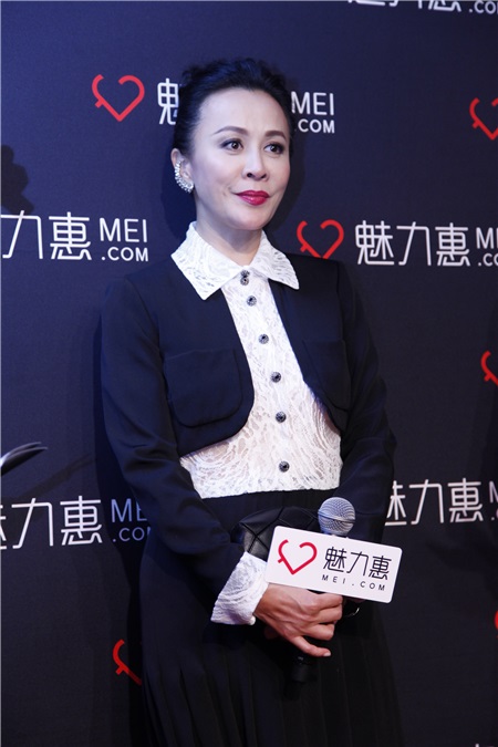 刘嘉玲全黑Look女王气场足 与外籍友人热聊谈笑风生