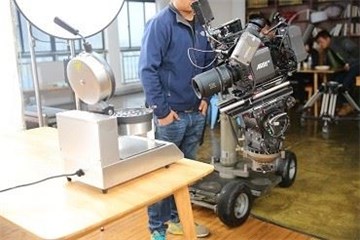 (精益求精的制作态度只为真实还原DQ松饼外形与色泽)(导演团队镜头下的DQ松饼)
