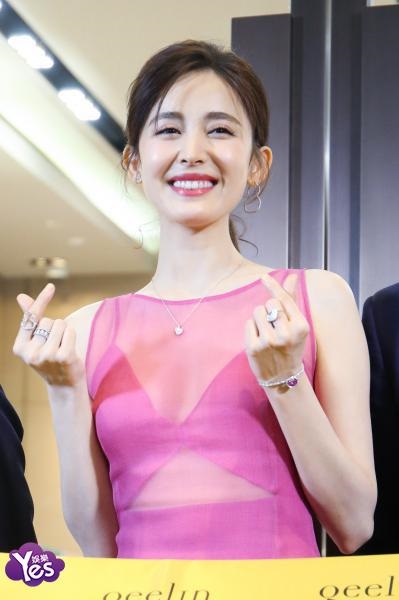 〈Yes 北京现场〉古力娜扎出席品牌活动 粉色及地长裙尽显甜美优雅