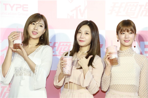 韩国女团APINK出席独家MTV进棚记者会