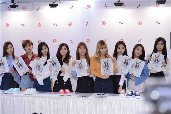 〈Yes 首尔现场〉女团TWICE出席Twice by spris发售纪念签名会