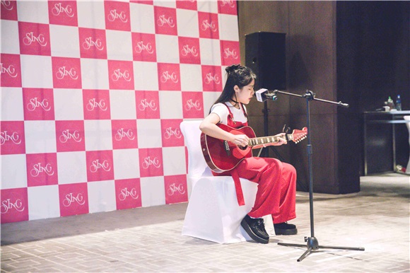 SING女团选手颜艺获评委怒赞 因《偶像来了》激励追梦