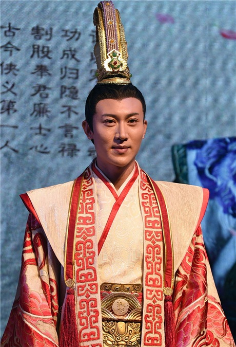 张含韵玩穿越脸圆似福娃显呆萌 张一山古装显丑、沈梦辰灿笑露双下巴