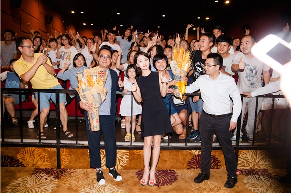 周冬雨黑短裙个性开启路演 上演雨式幽默气氛高涨