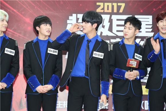 韩团SF9出席2017超级巨星红白艺能大赏记者会
