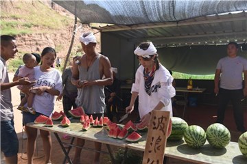 乐嘉与悦悦路边揽客卖瓜