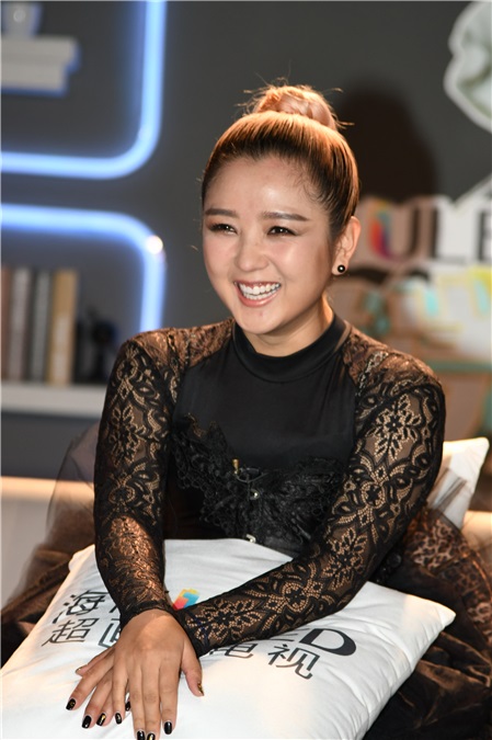 何洁首次回应离婚传闻:请给我些时间 仍相信爱情