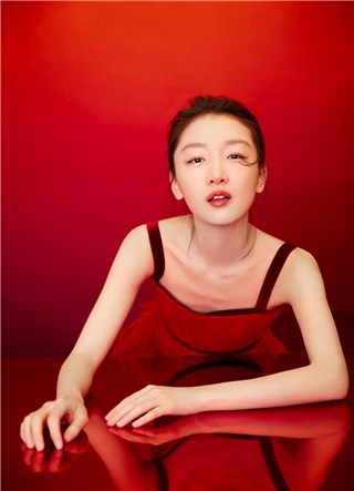 周冬雨新年写真活泼灵动 三登央视春晚唱响新春祝福