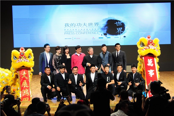 成龙助阵洪金宝工作室开幕两王相会 彭于晏为义父站台活泼耍宝秒变「迷弟」